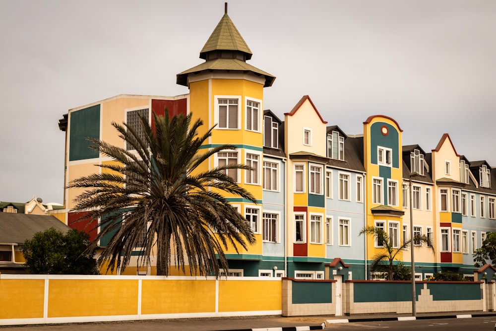 Edificio de hormigón blanco y amarillo