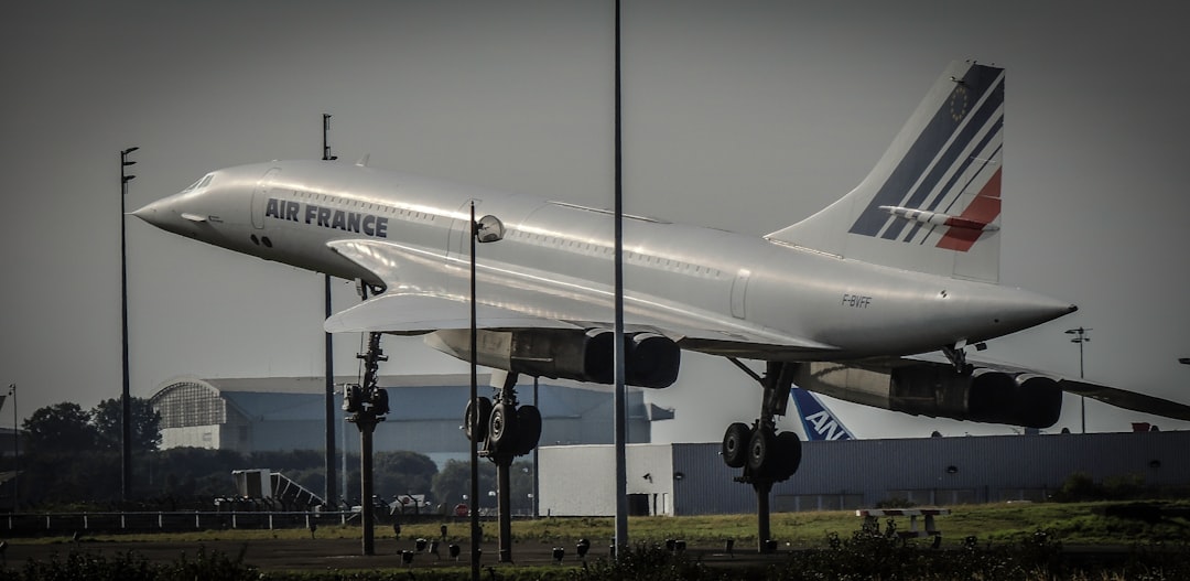 gray Air France passenger plane, Captive supersonic bird!