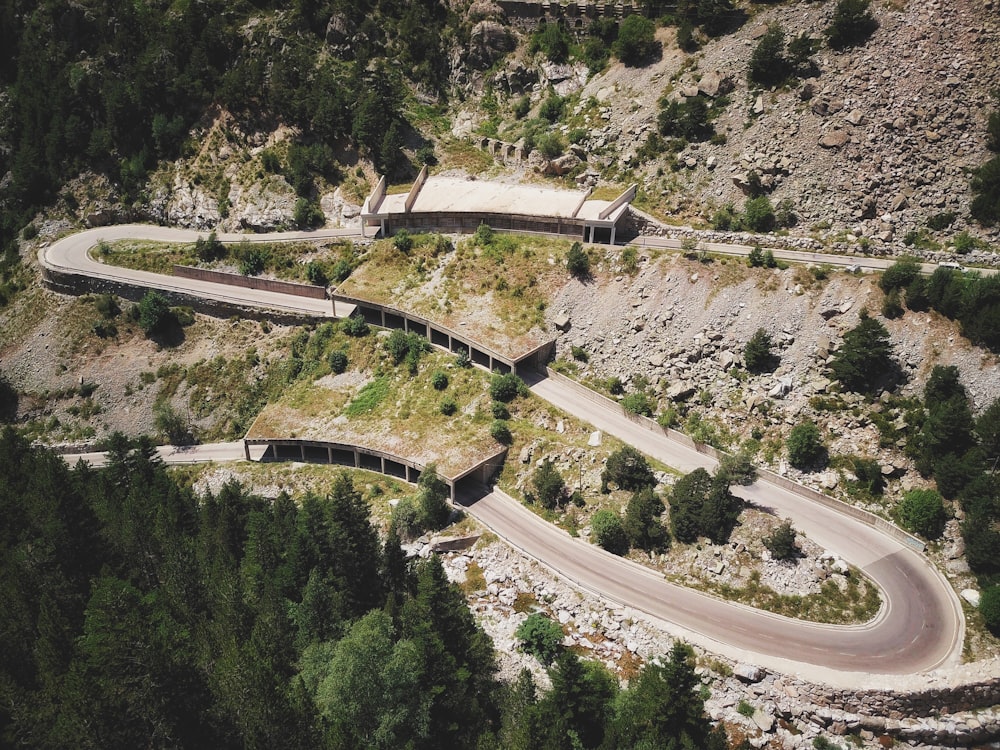 Fotografía aérea de una carretera sinuosa durante el día