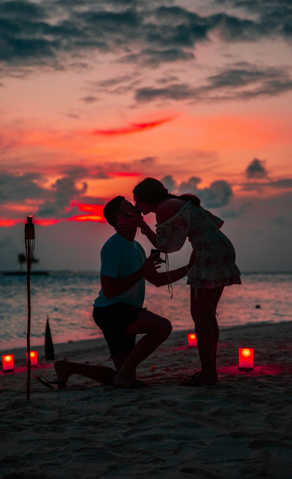 couple s’embrassant sur le rivage