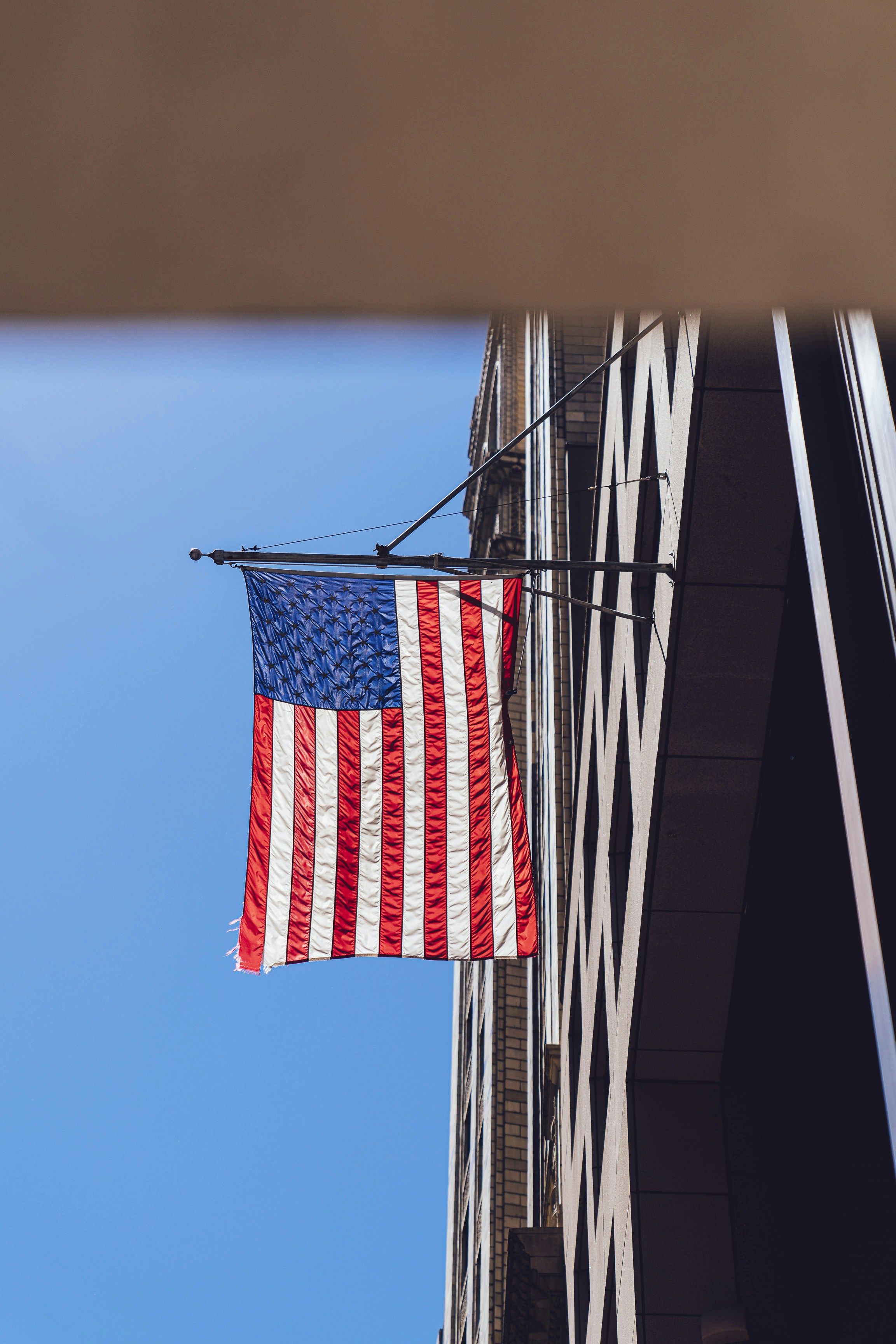高層ビルの外にアメリカ合衆国の国旗