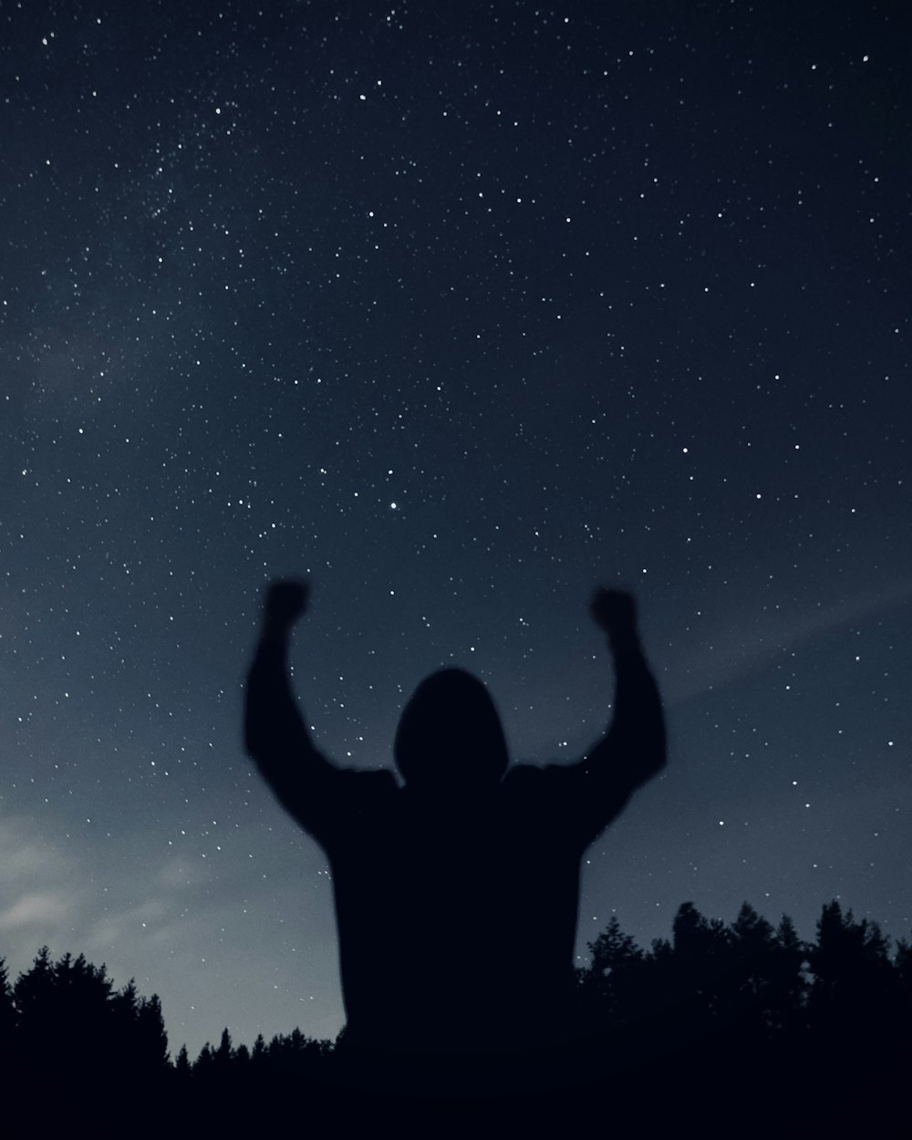 silueta de un hombre durante la noche