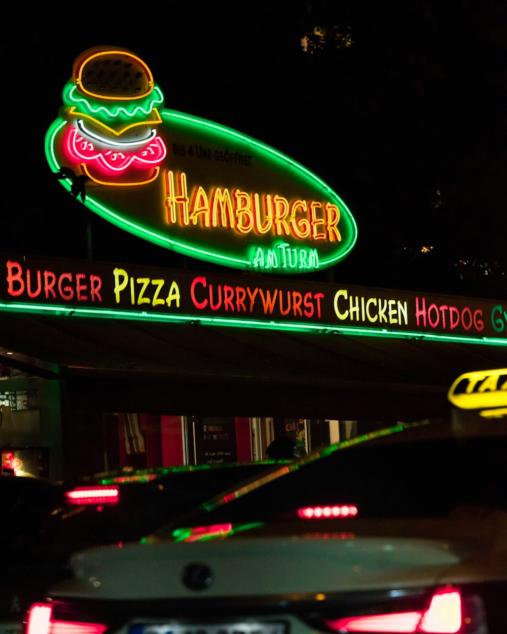 야간에 햄버거 건물 근처의 다른 차량