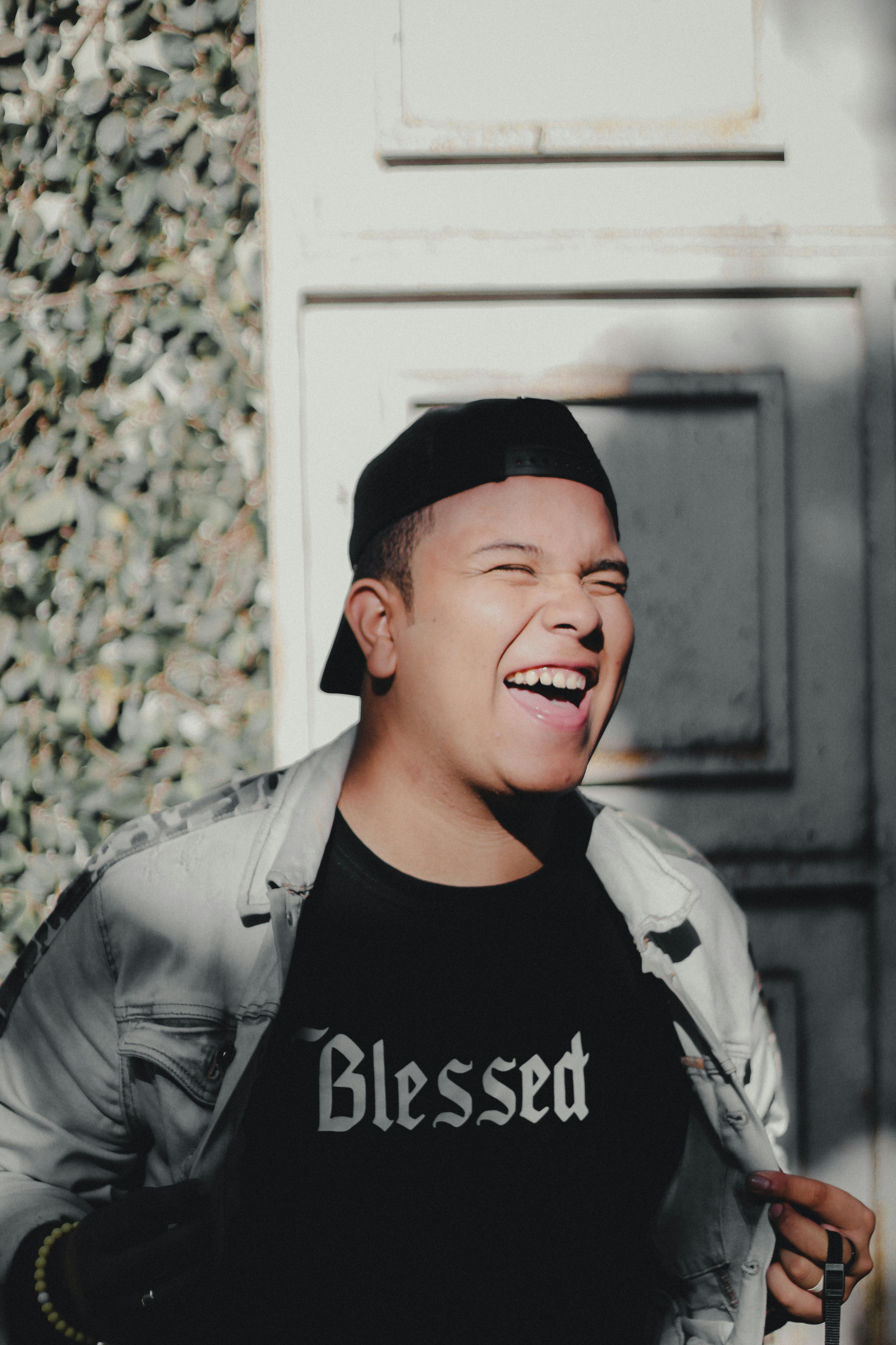 Mann mit schwarzer, taillierter Mütze