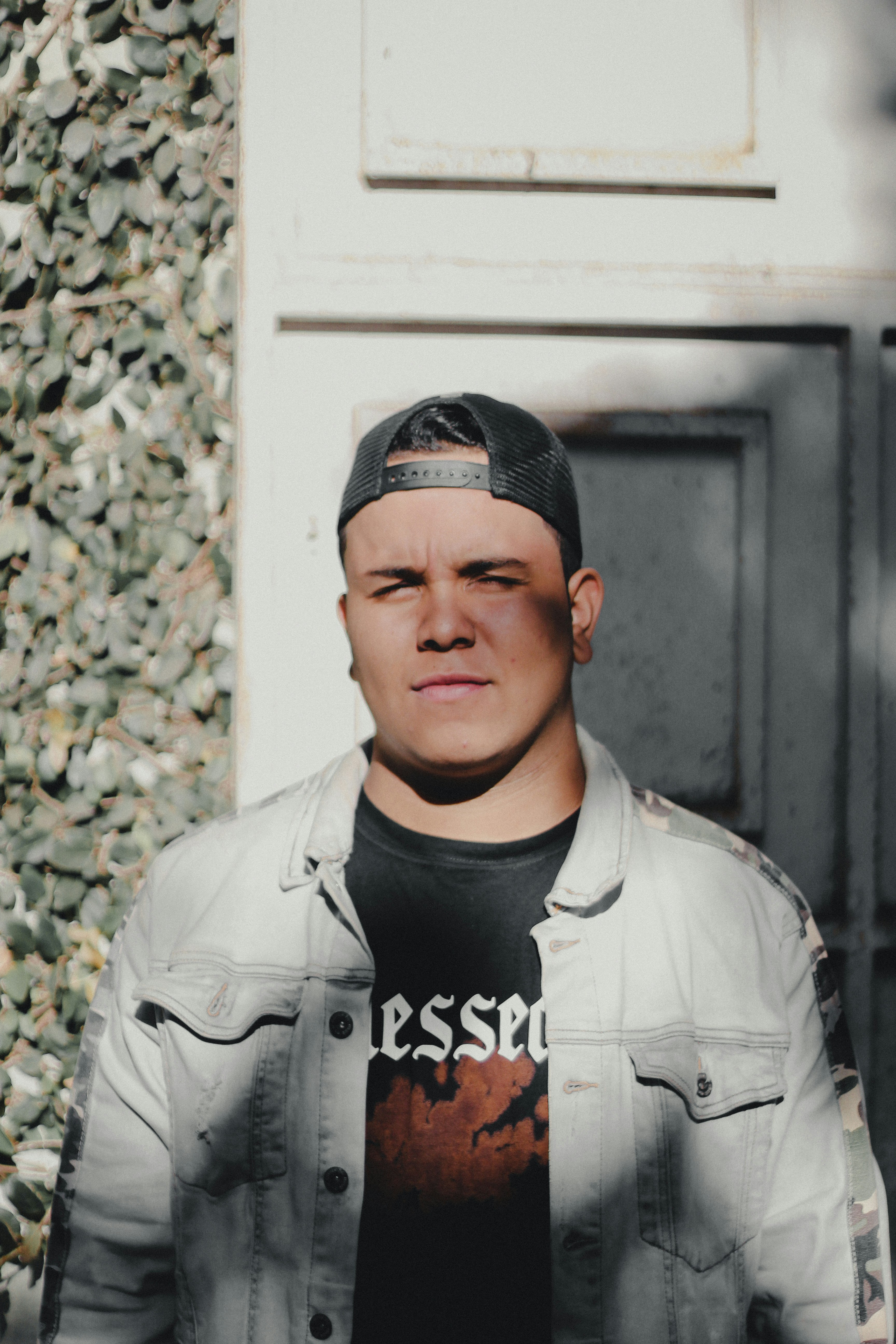 Ein Mann in einem schwarzen Hemd und einer weißen Jacke