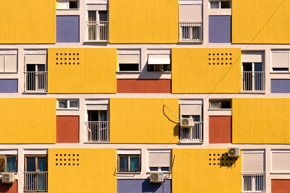 昼間の黄色と白のコンクリートの建物
