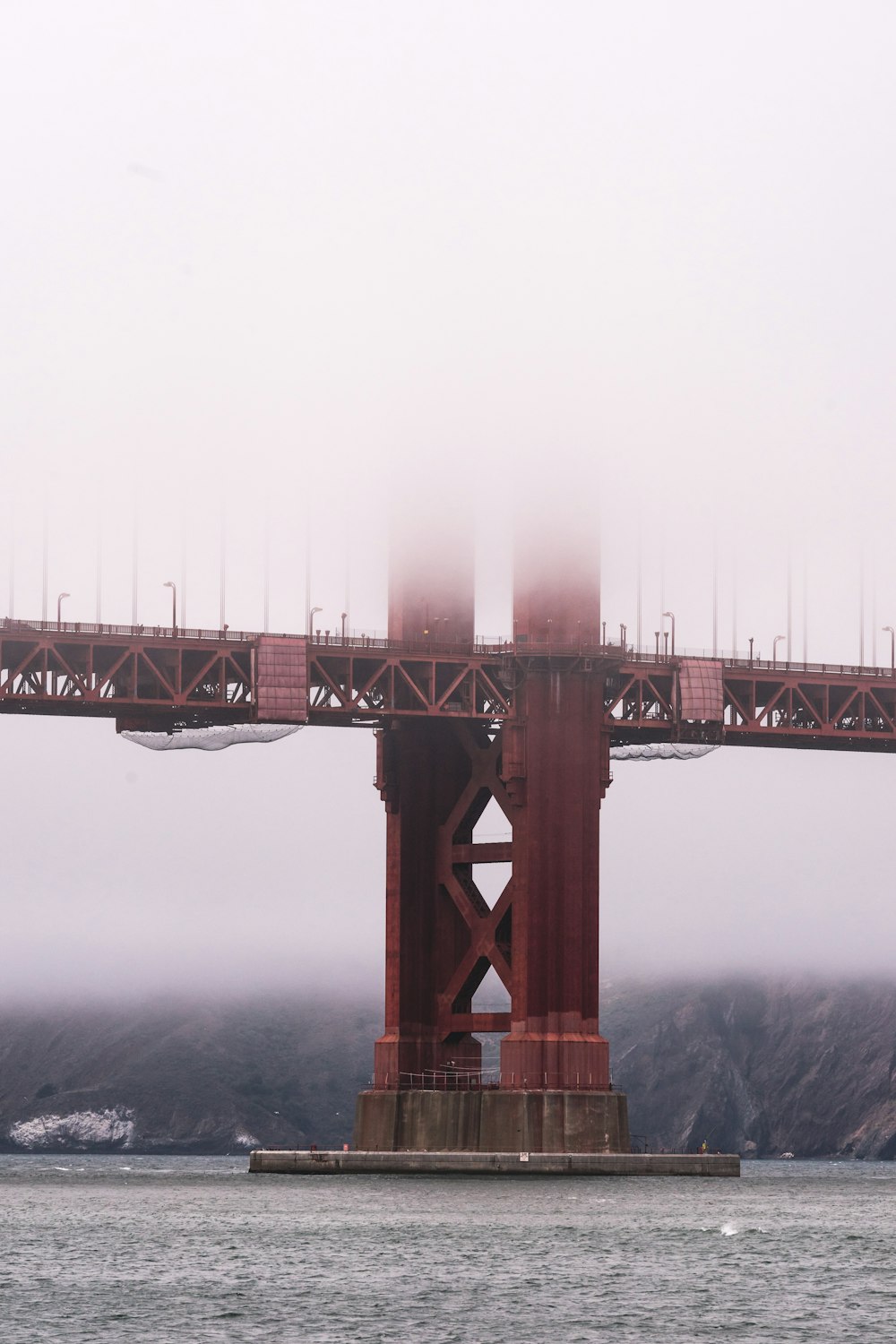 Nahaufnahme des Golden Gate Bridge-Stands bei nebligem Wetter