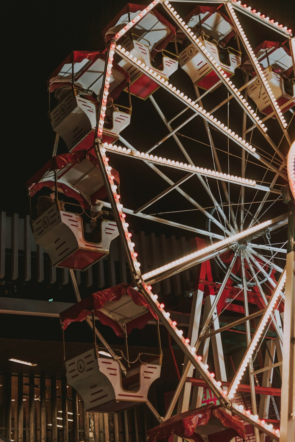 white and red Ferris Wheel at night
