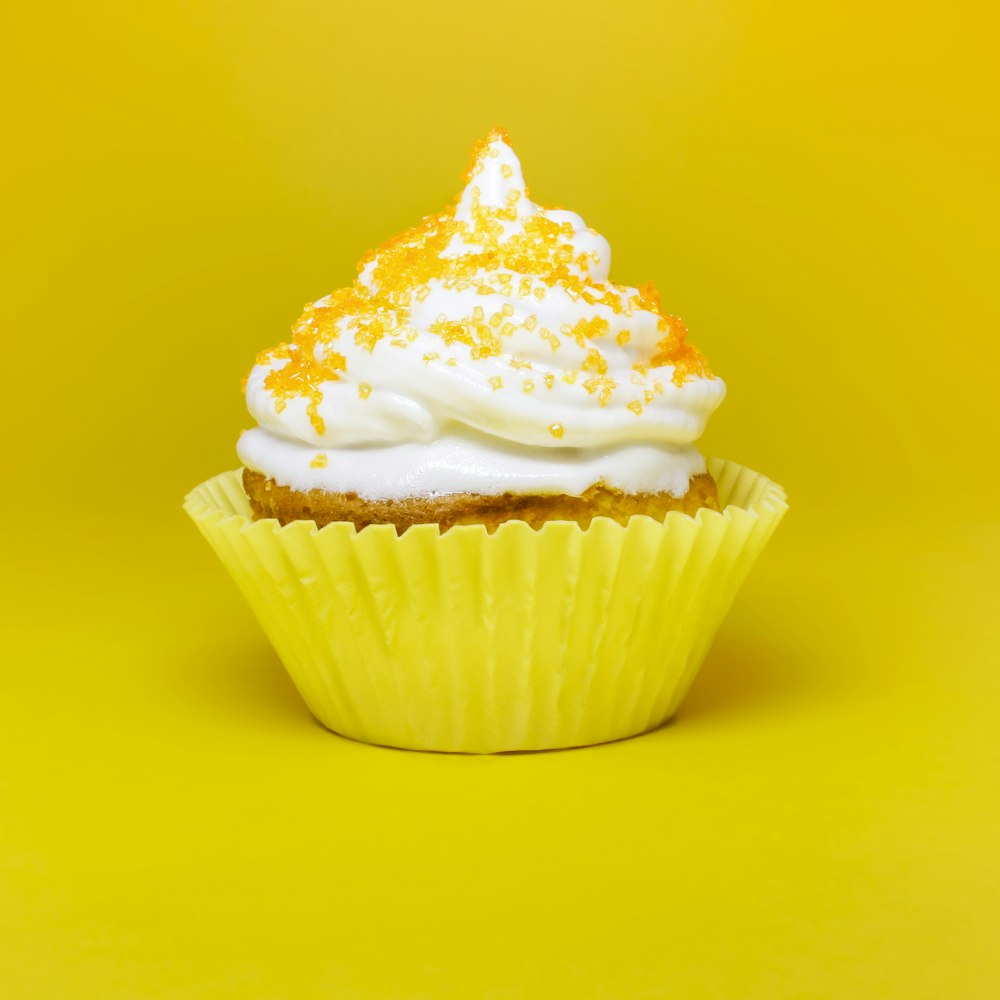 dessus de cupcake avec de la crème dans un porte-cupcake jaune