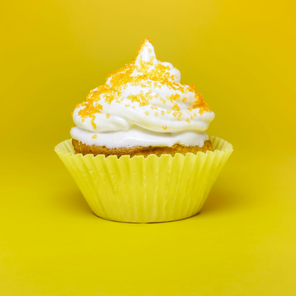 Parte superiore del cupcake con crema nel porta cupcake giallo