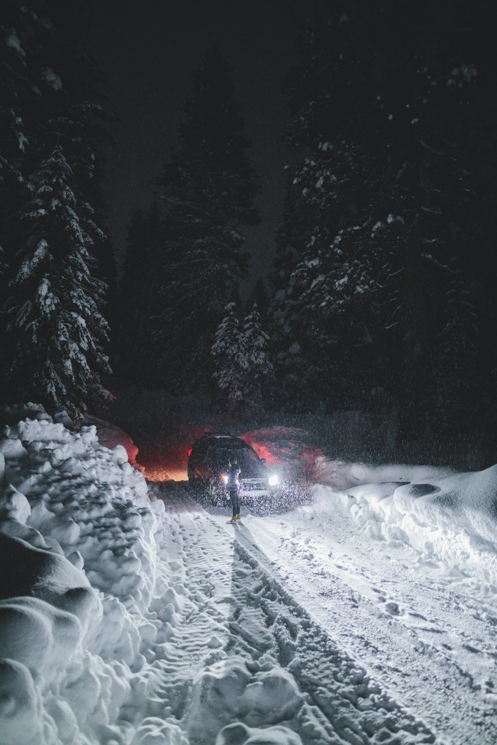 Vehículo estacionado en la nieve por la noche