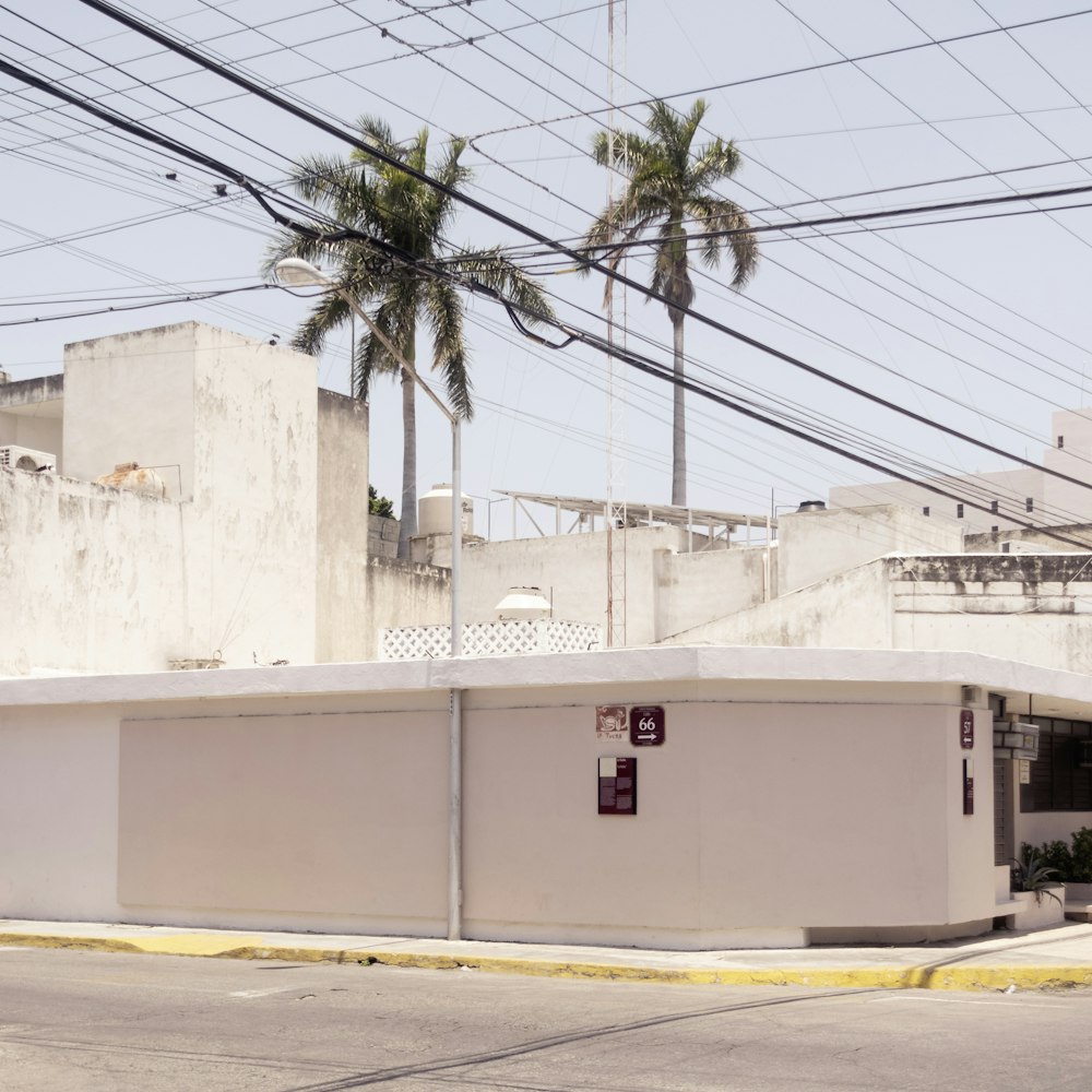 edifício de concreto branco