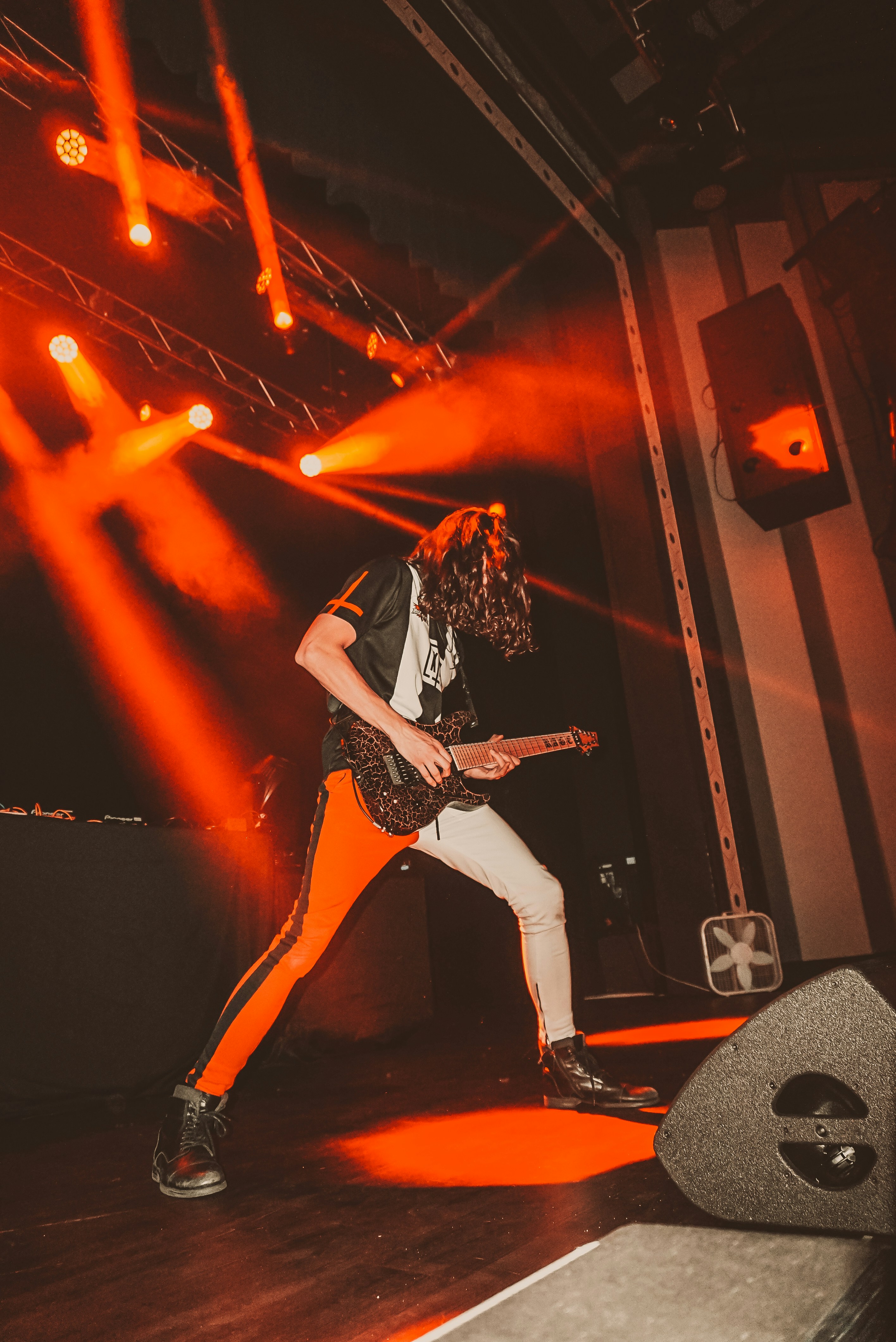 hombre tocando la guitarra