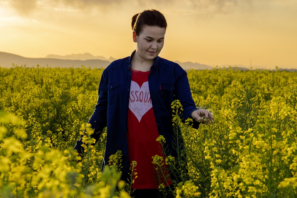 Mujer rodeada de campo de flores