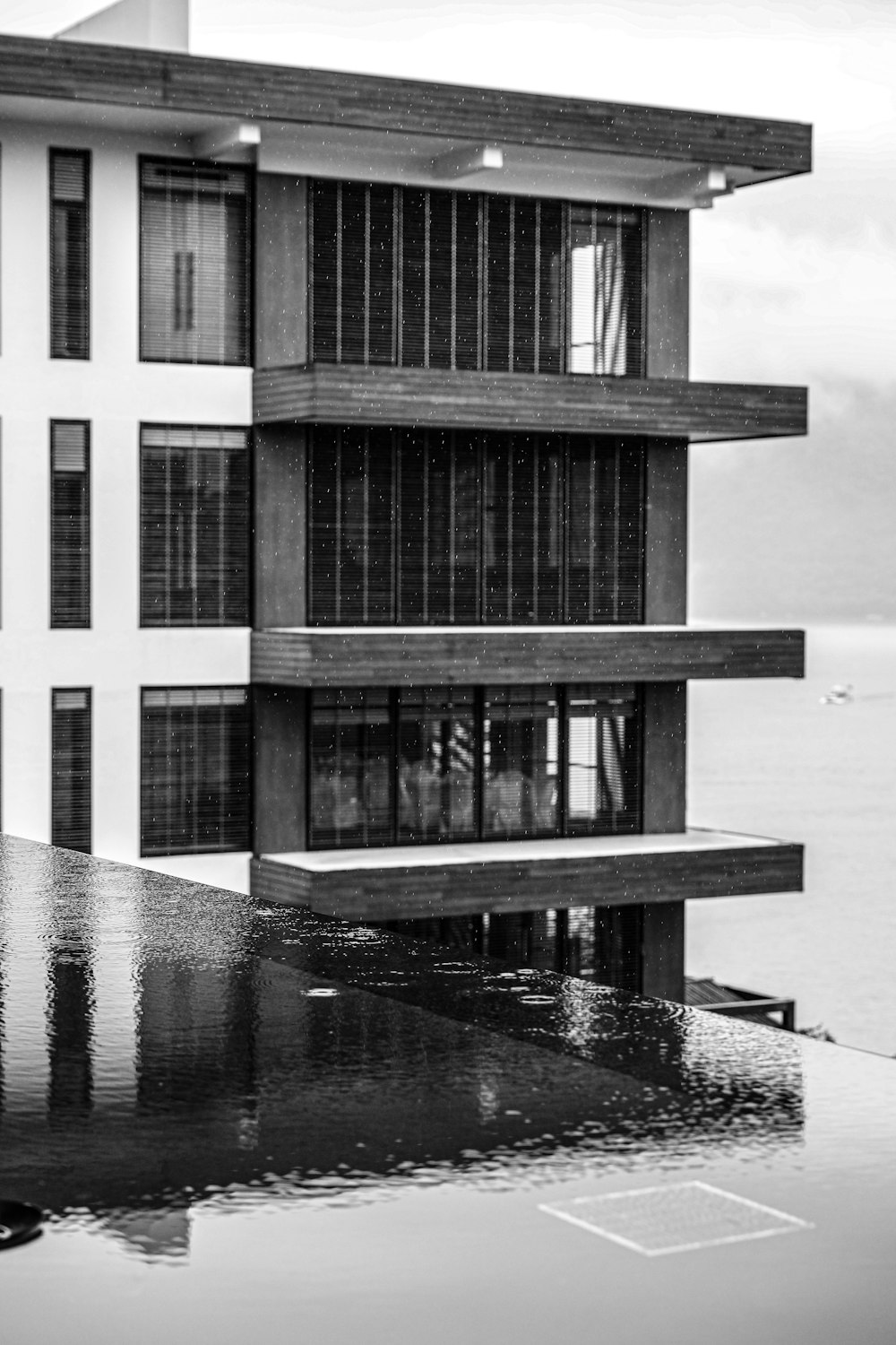 Bâtiment en béton noir et blanc