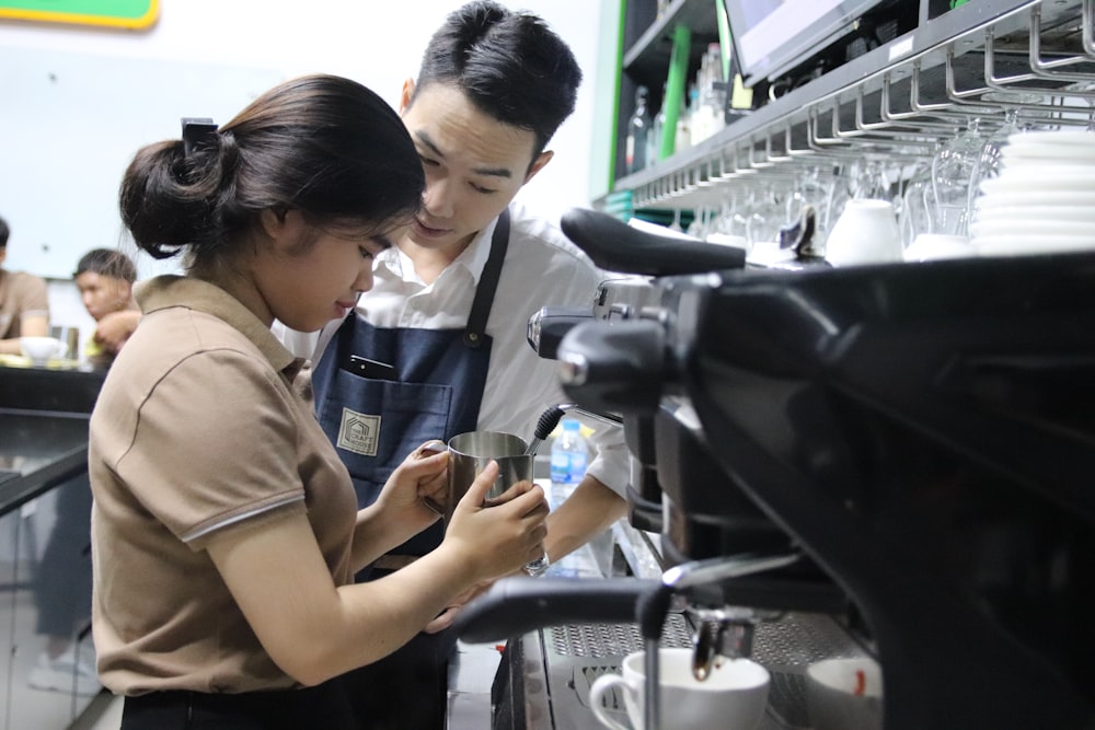 Mann und Frau in der Küche in der Nähe der Kaffeemaschine