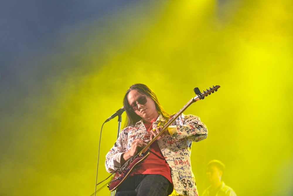 Hombre tocando la guitarra en el escenario