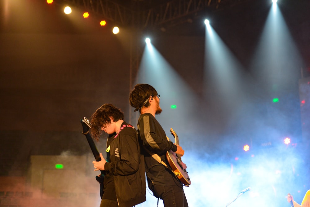 homens com guitarras no palco