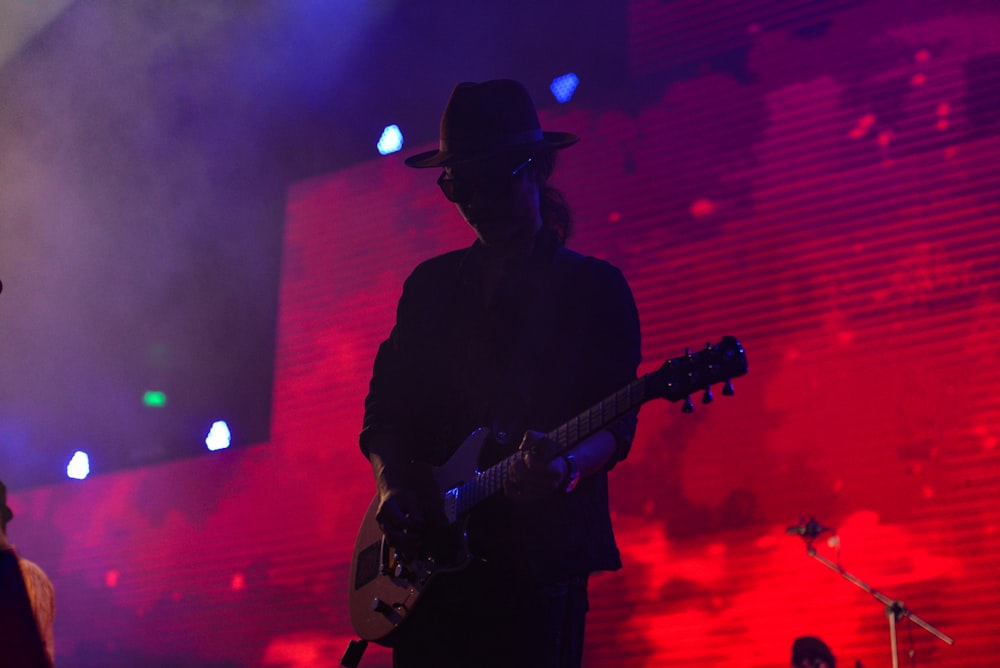 homem que carrega uma guitarra no veado