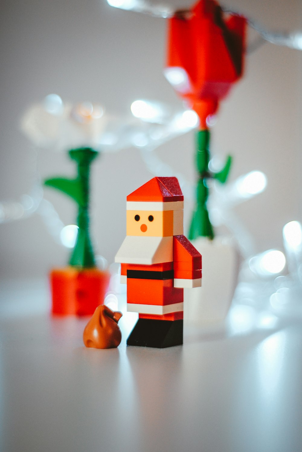 foto de foco raso da mini figura do Papai Noel