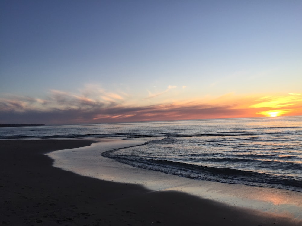 shore line during daytime