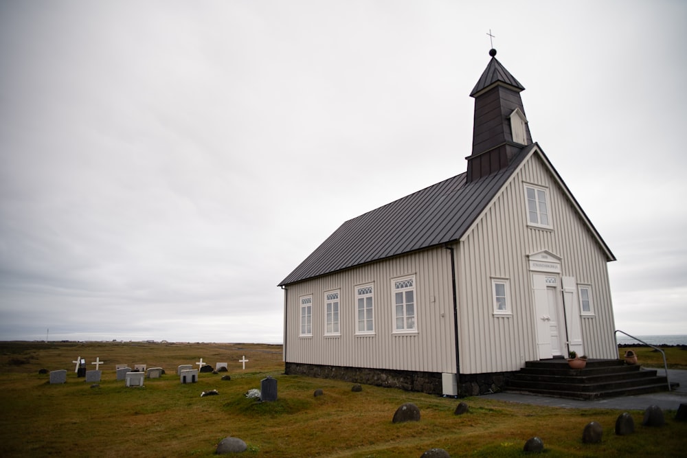 묘비로 장식된 흰색과 검은색 교회