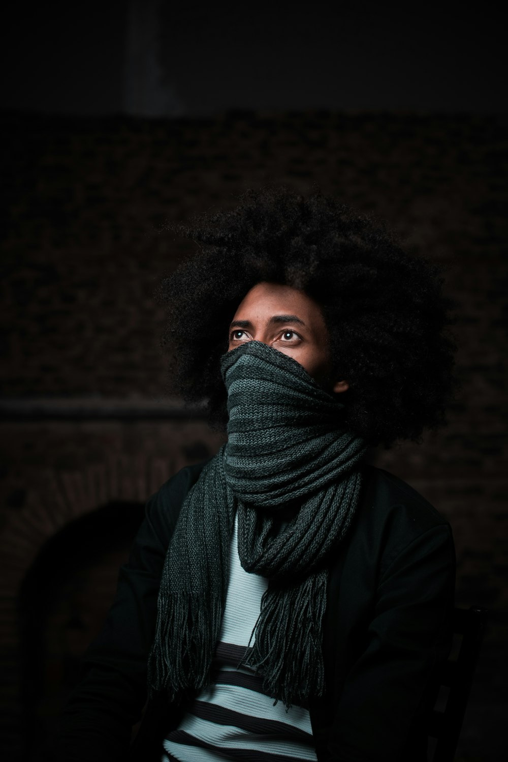 man wearing gray scarf on face