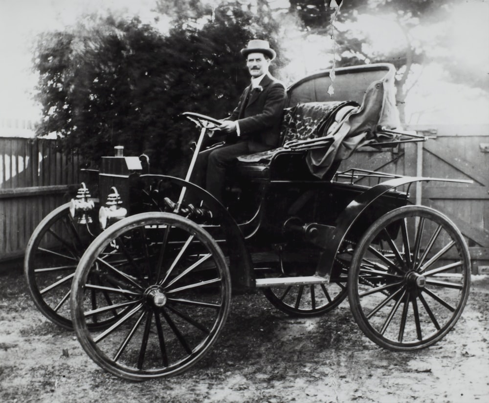 Graustufenfoto eines Mannes, der ein Fahrzeug fährt