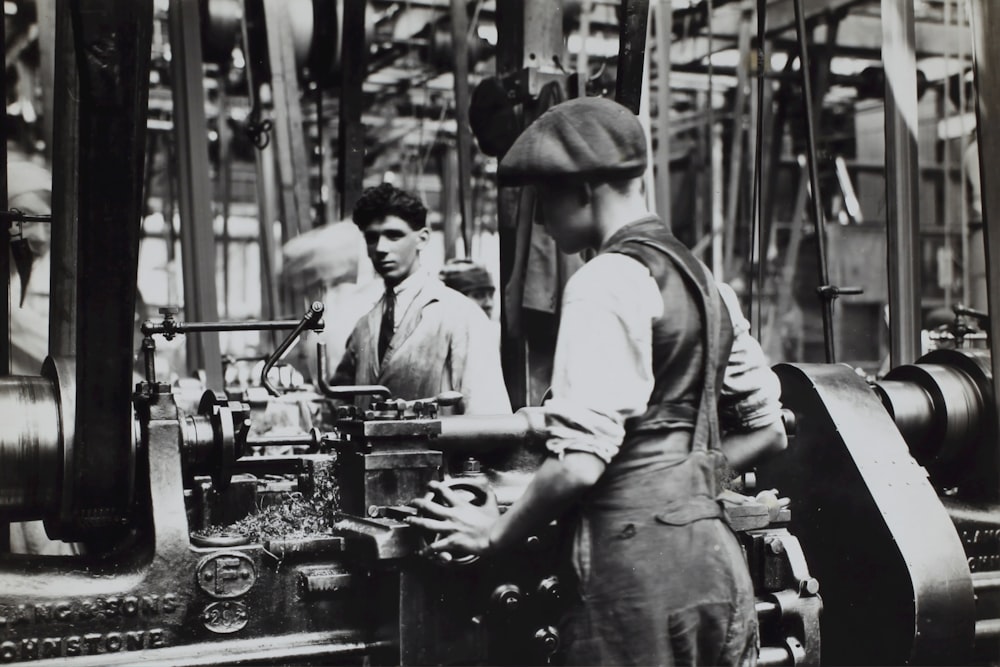 foto in scala di grigi dell'uomo che fa lavori meccanici