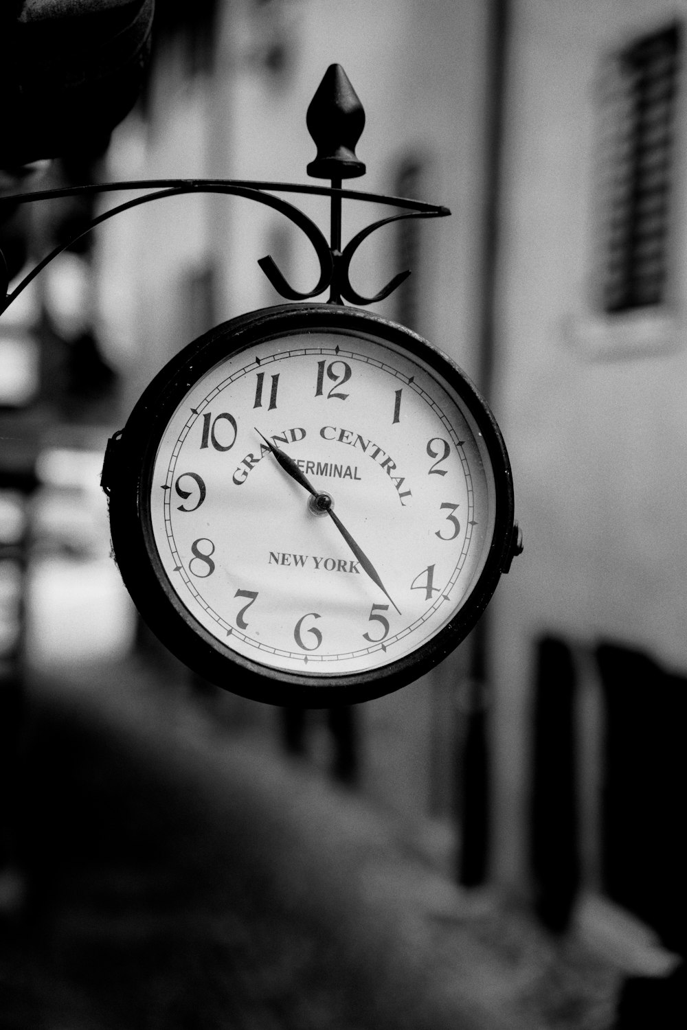 グランドセントラル時計のグレースケール写真
