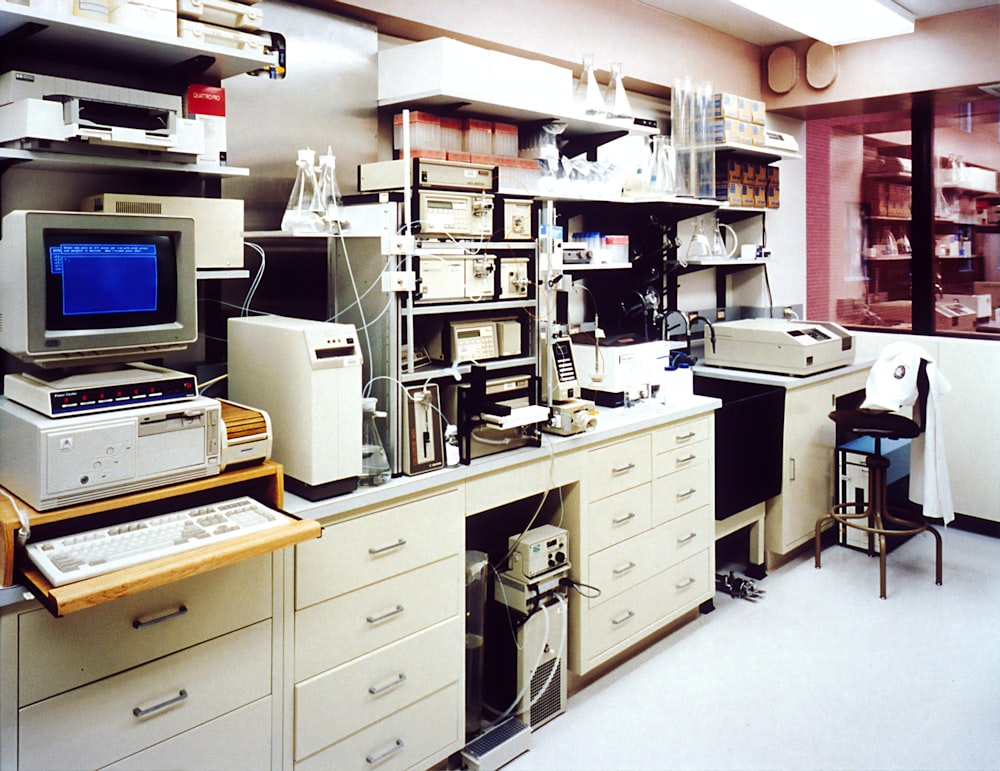 Moniteur de bureau à côté de la tour d’ordinateur à l’intérieur de la pièce