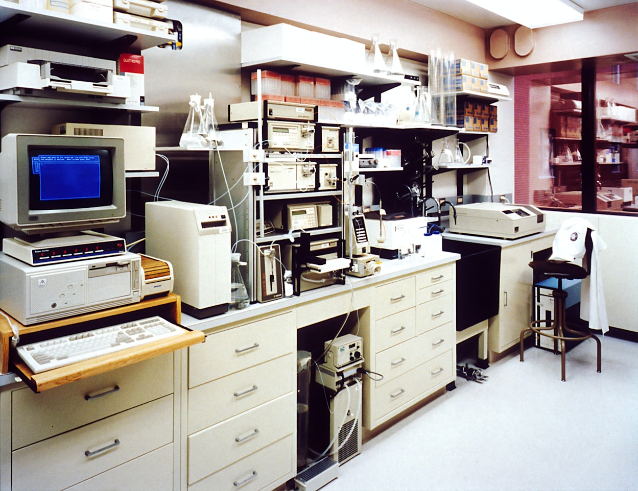 umano research lab bench