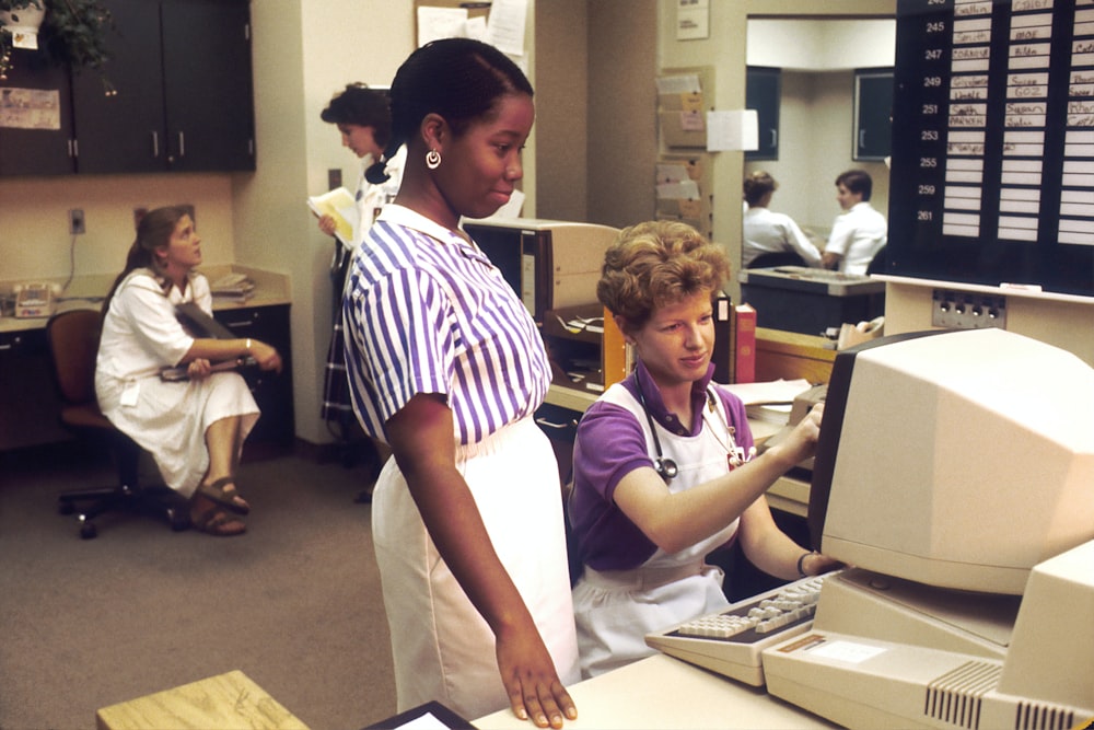 mulher em pé na frente do computador