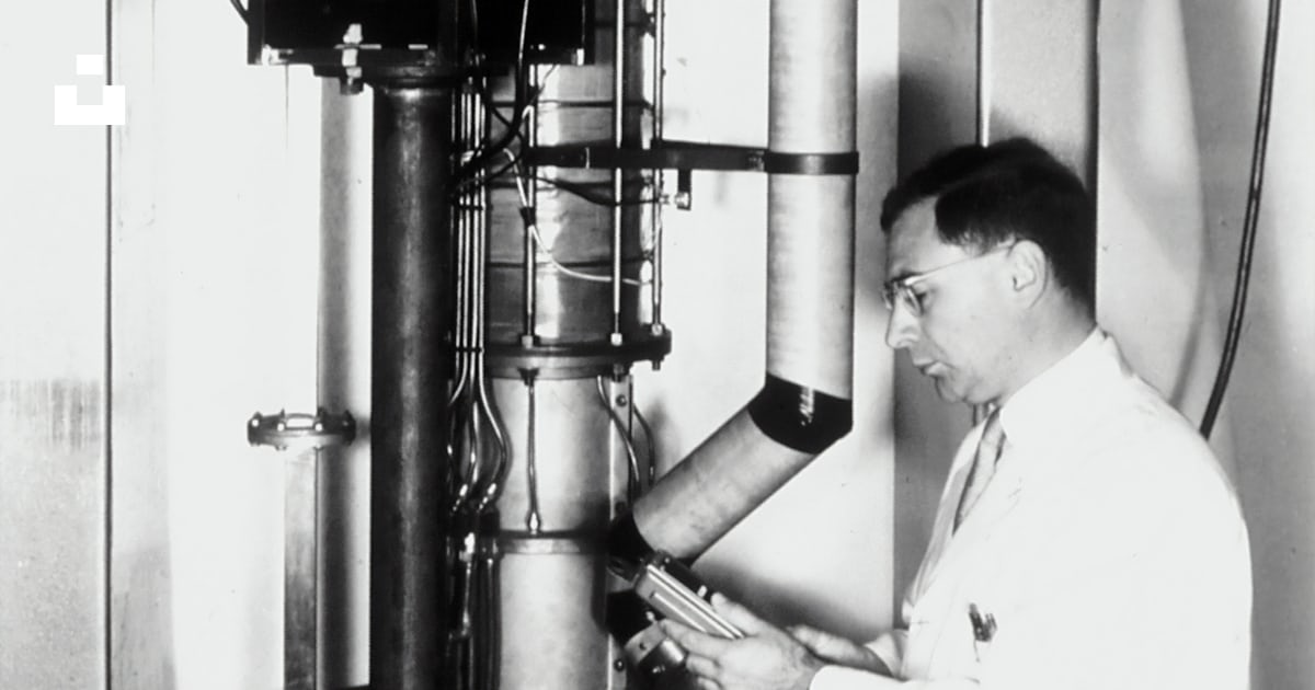 Man standing infront of scientific machine photo – Free Cancer Image on ...