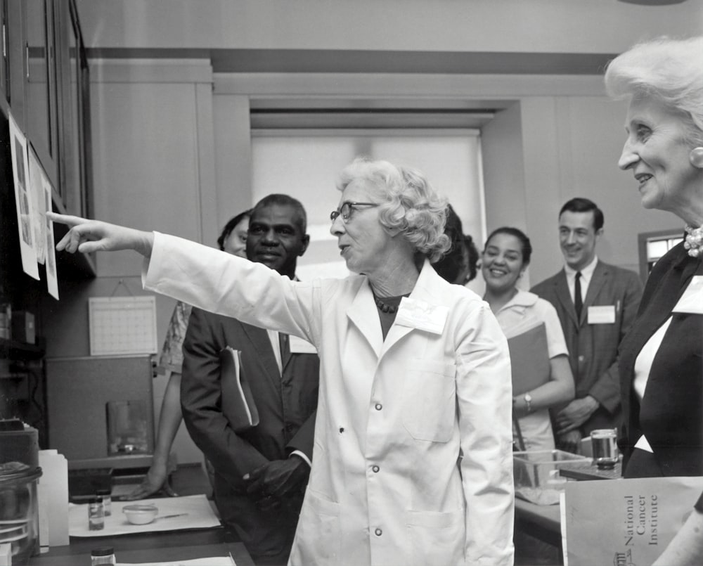 foto em tons de cinza de médicos dentro do laboratório