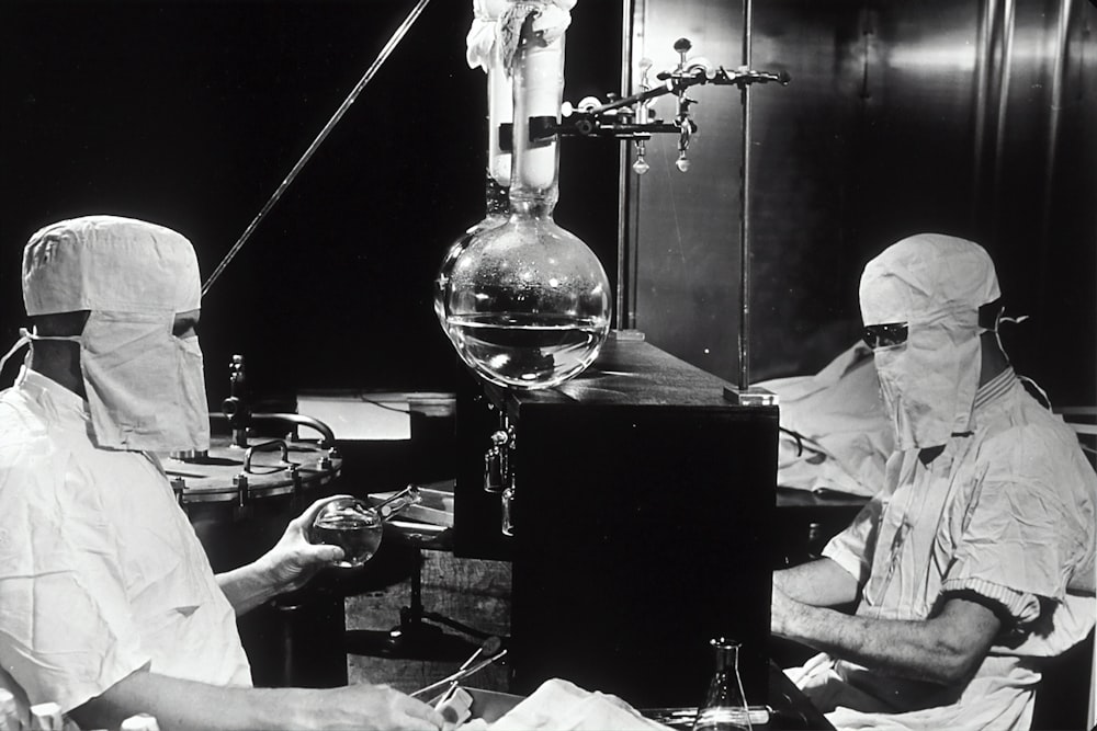 foto em tons de cinza de pessoas dentro do laboratório