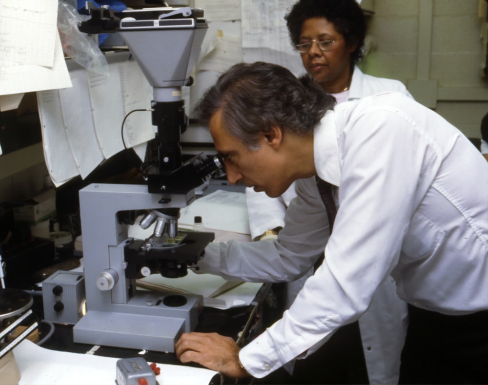 顕微鏡を使用する男性