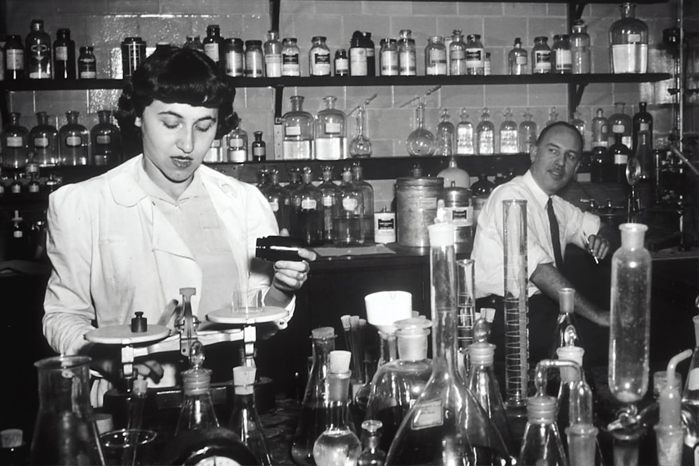 실험실 안의 남자와 여자의 그레이스케일 사진