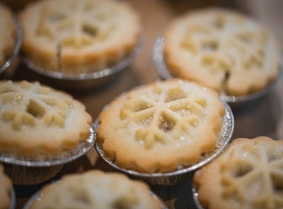 selective focus photo of cookies mince pie zoom background