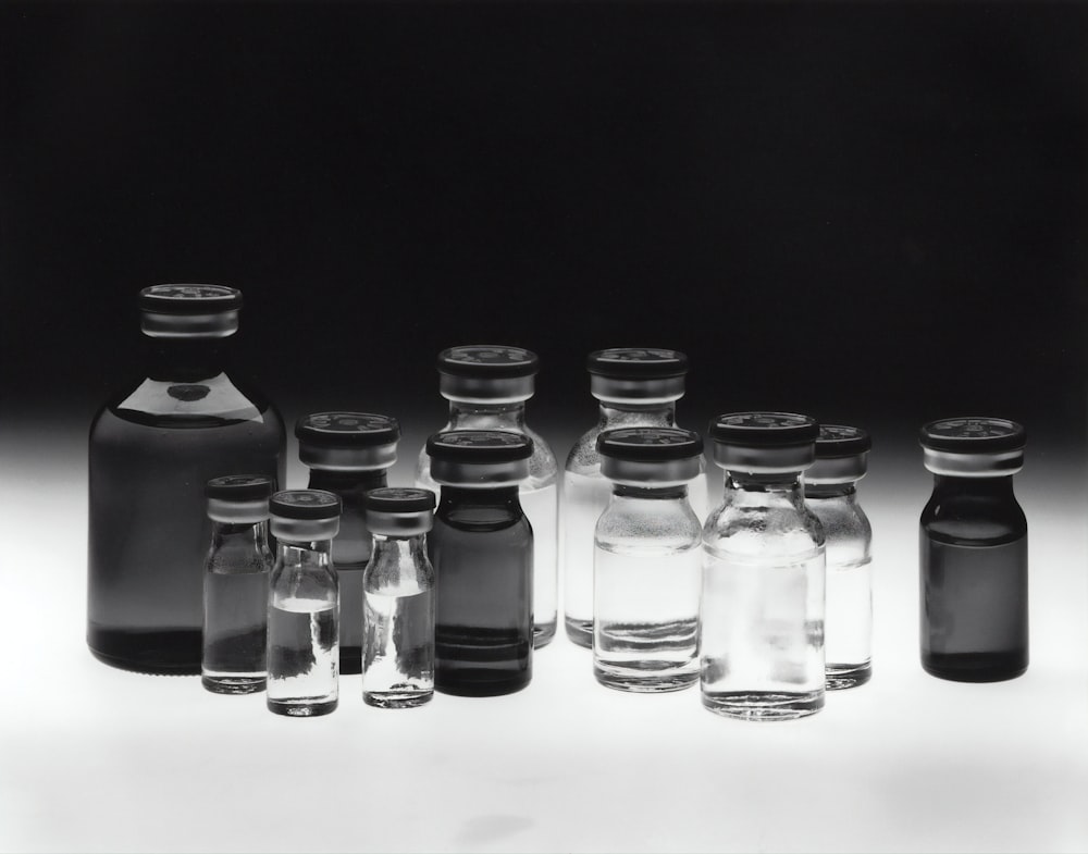Foto en escala de grises de tubos de vidrio