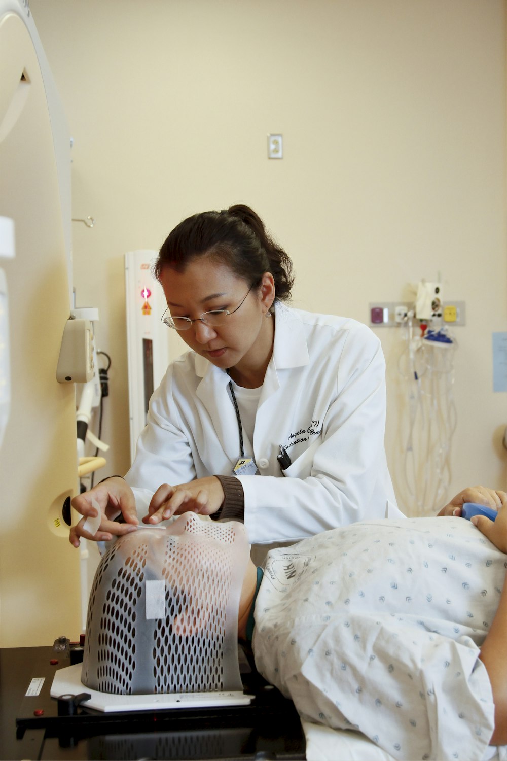 Medico in piedi accanto all'uomo all'interno della stanza