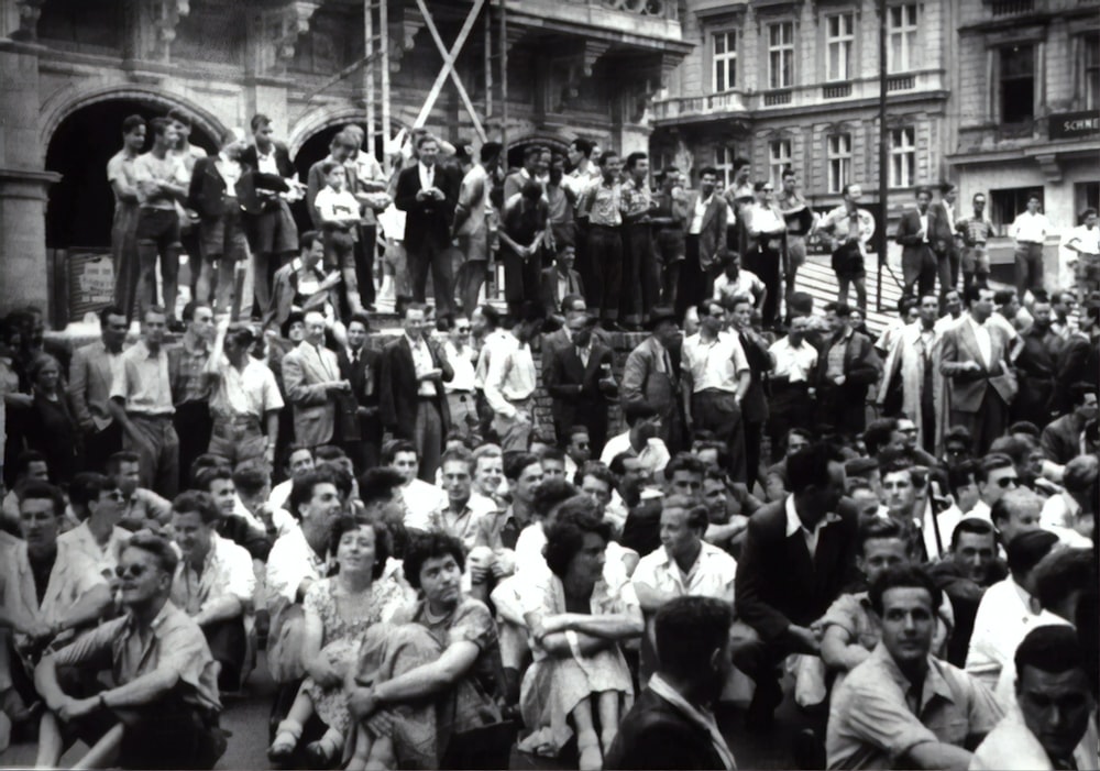 Graustufenfoto von Menschen