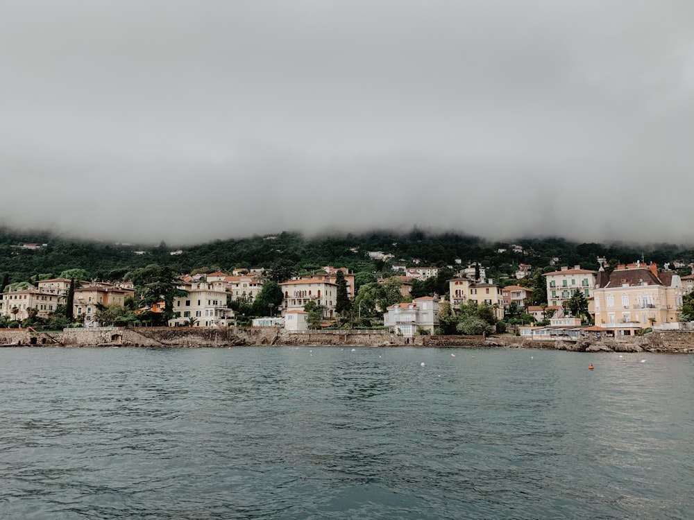 edifícios brancos ao lado do corpo de água