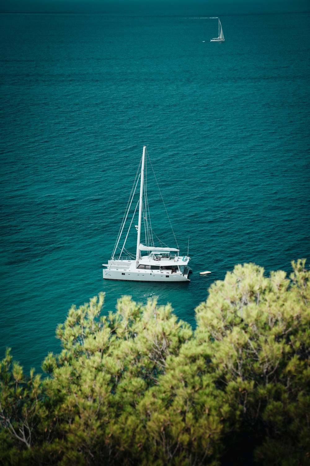 Photo de mise au point peu profonde d’un bateau blanc sur un plan d’eau