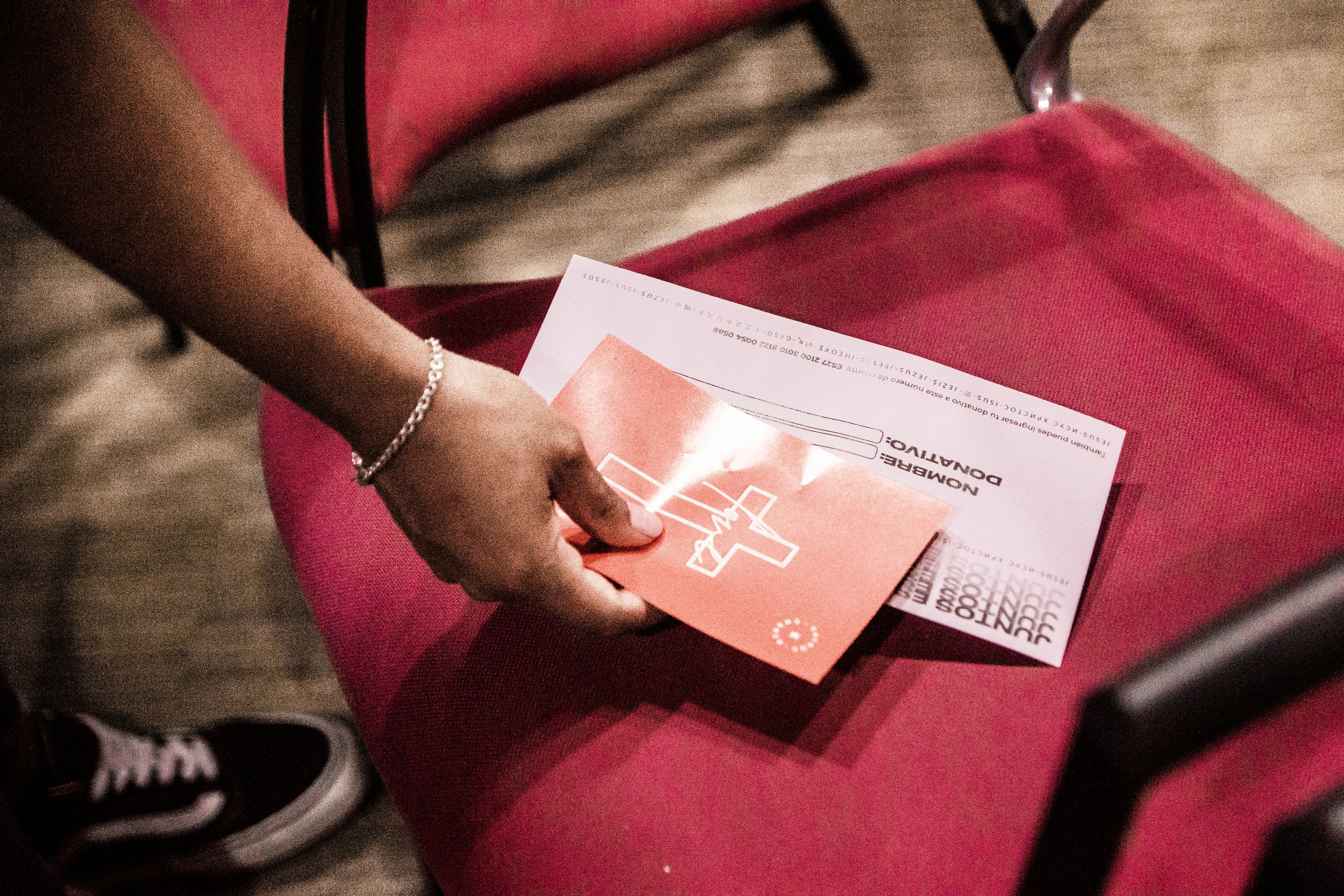 Persona con tarjetas