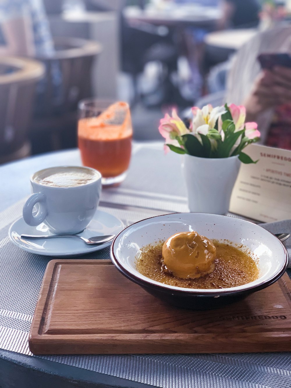 Postre en plato cerca de taza de té