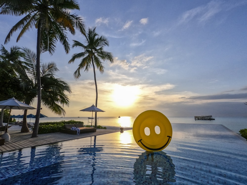 piscina infinita perto da casa de campo no resort