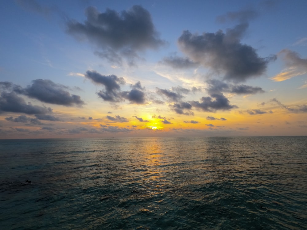 Fotografia aerea dell'oceano durante l'ora d'oro