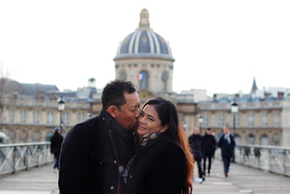 un homme embrassant une femme sur la joue
