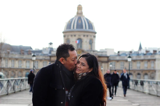 un homme embrassant une femme sur la joue